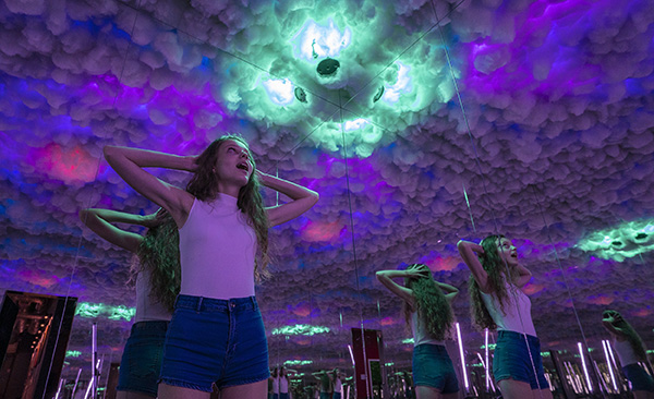 ein entzücktes Mädchen mit einer Illusion.